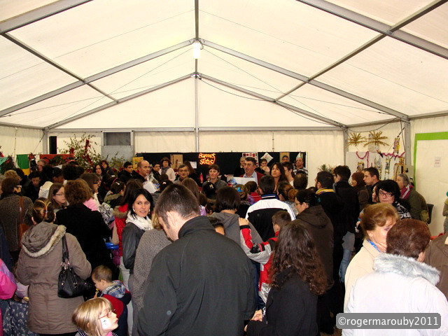 dsc04189_il_y_a_du_monde_pour_la_tombola.jpg