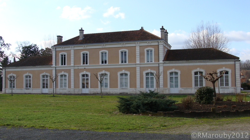 2-la_gare_d_eymet_magnifique_et_impressionnant_batiment_janv_2012.jpg