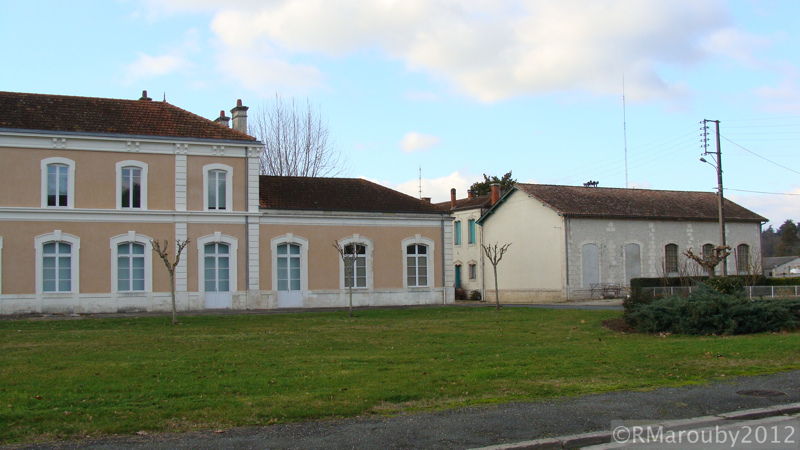 3-vue_partielle_de_l_ancienne_gare_avec_probablment_batiment_du_depot_jan_2012.jpg