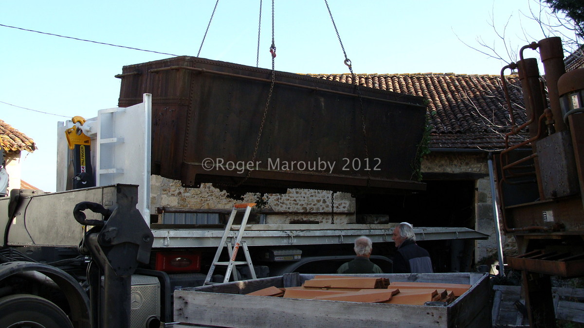 09-a_cuve_dans_les_airs_va_biento__t_se_poser_sur_le_plateau_du_camion..jpg